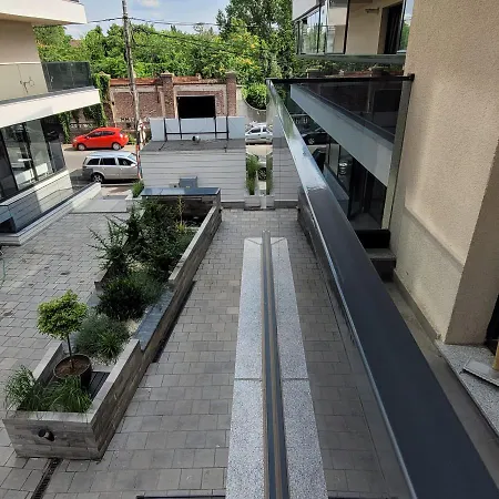 10 - Catedral - Free Parking Bükreş