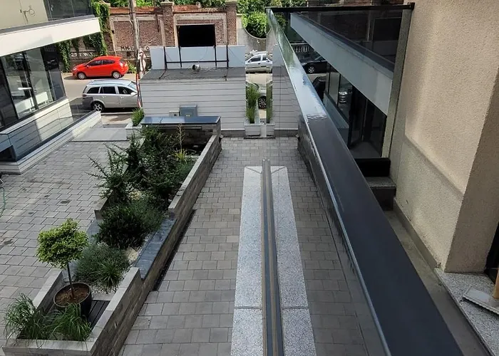 10 - Catedral - Free Parking Bucarest